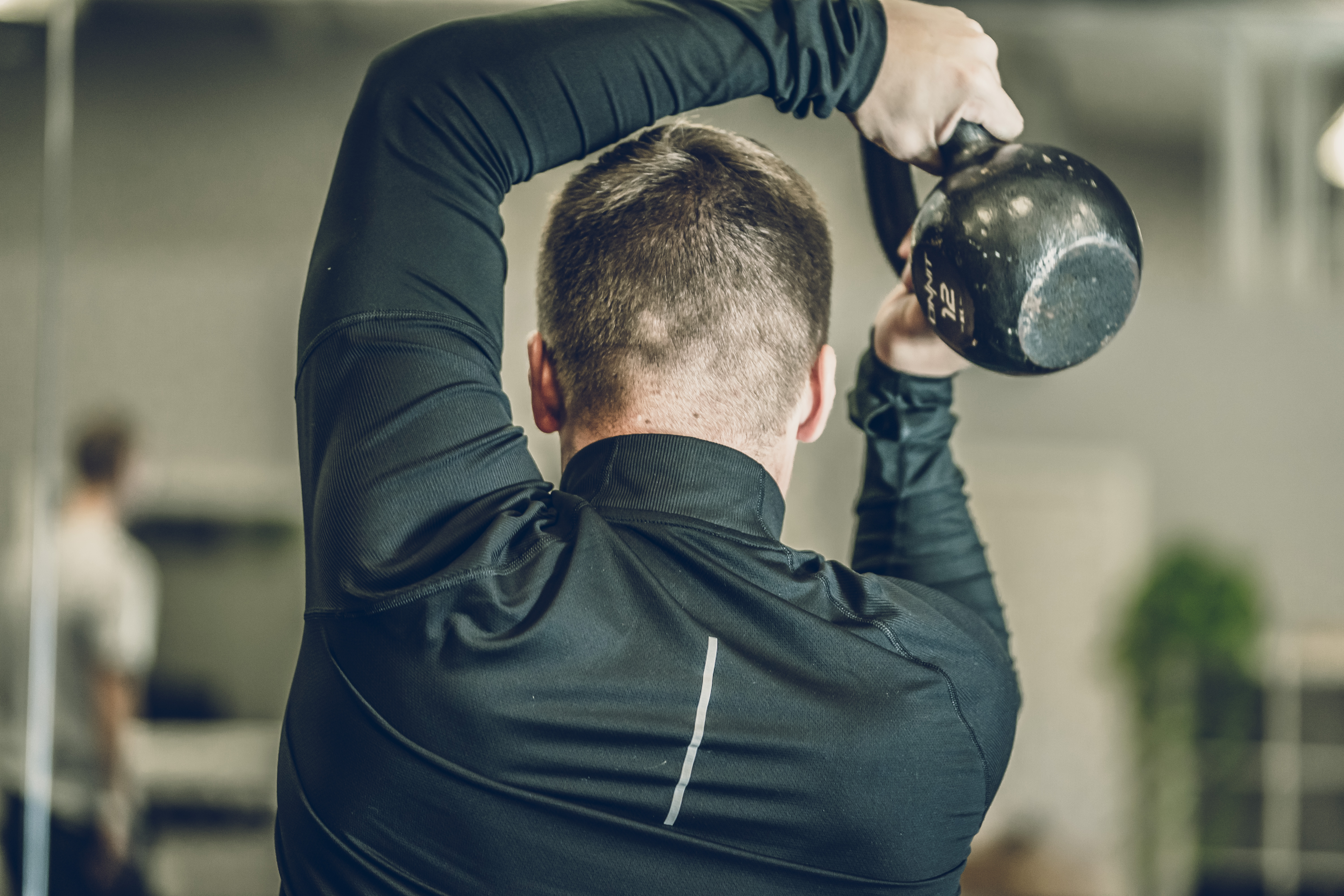 Golfer performing rotational core exercises in a golf gym